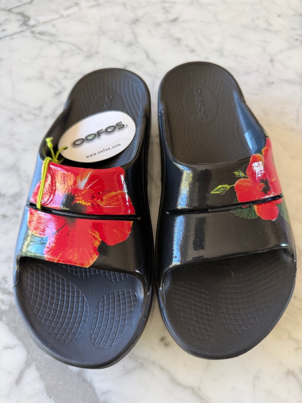 Oofos ooahh limited hibiscus slide sandal. 
Black and red. 38/7